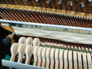 Piano Vertical Mecánico de Segunda Mano KAWAI KU2 Hecho en Japón, Excelente Calidad de Sonido - Product Image 4