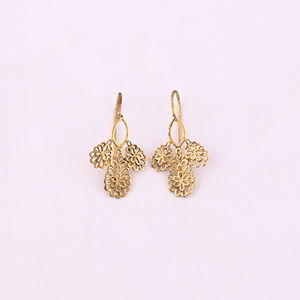 Pendientes Largos de Moda con Triple Flor en Latón Chapado en Oro - Product Image 1