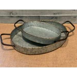 Elegante y duradera bandeja de servicio de metal galvanizado con asas ideal para uso funcional en espacios de cocina de granja modernos - Product Image 2