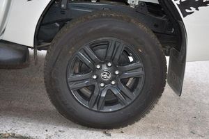 2023 pour Toyota HiLux véhicule d'occasion cuir foncé intérieur boîte de vitesses manuelle entraînement AWD alliage galerie de toit carburant Diesel R16 taille des pneus gauche - Product Image 6