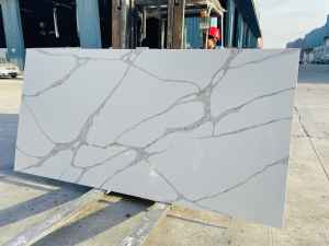 Lujoso Arno Calacatta Estilo moderno Hotel Vanity Tops Durable Artificial Cuarzo Mesa Tops Diseño popular Piedra artificial - Product Image 5