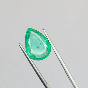 Esmeralda Colombiana Natural Certificada por IGI, Corte Pera Mixto, 3.34 Quilates, Piedra Preciosa de Calidad AAA, Color Verde, Pulido Perfecto - Product Image 3