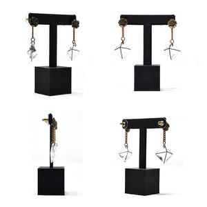 Pendientes colgantes transparentes con forma de pirámide 3D - Product Image 2