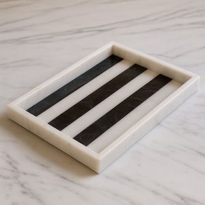 Plateau triangle en marbre Plateau de service au design moderne pour collations, apéritifs ou utilisation décorative dans les maisons et les cuisines - Product Image 3