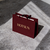 Fabricant de sacs cadeaux en papier avec logo personnalisé en or, sacs en papier kraft rouge foncé découpés sur mesure avec logo, impression personnalisée de luxe