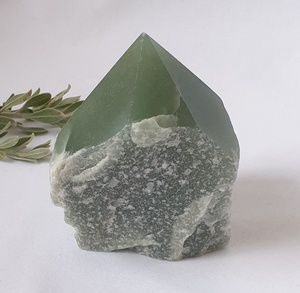 Punta de Cristal de Aventurina Verde Natural, Gema Pulida en Forma de Pirámide, Piedra Coleccionable Artística - Product Image 1