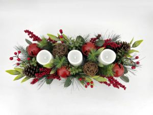 Pièce maîtresse de bougeoir de Noël avec bougies LED, pièce maîtresse de décoration de table de vacances avec pommes de pin, baies et verdure - Product Image 3