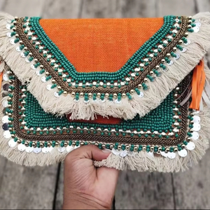 Pochette bohème unique faite à la main avec des glands de perles et des coquillages Idéal pour les mariages, les événements festifs et les célébrations traditionnelles - Product Image 1