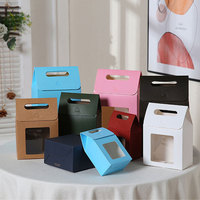 Boîte cadeau personnalisable noire et blanche de petite taille avec fenêtre visuelle, en papier kraft gaufré, pelliculage mat, en matériau recyclé, couleur unie