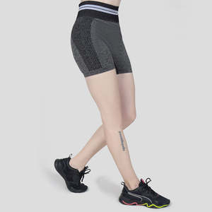 Shorts-jupes de sport noirs sans coutures – Style pantalon confortable pour l'exercice - Product Image 3