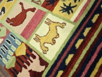 Tapis Berbère Marocain Moderne Géométrique en Laine/Soie Écologique Tissé à la Main, Motif Animalier (Chameaux, Maisons, Étoiles), Antidérapant, 1 Pièce