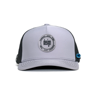 Gorra de golf deportiva personalizada de 5 paneles con clip marcador de bola, impermeable, 100% poliéster Dobby, hebilla de cobre dorado, perforada con corte láser común