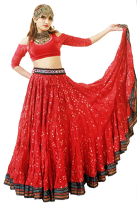 Traje de Danza del Vientre Tribal Bohemio, Lehenga Roja con Estampado Bandhani y Choli de Terciopelo con Cinturón Decorado para Actuaciones en Escenario - Product Image 3