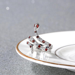 แหวนค็อกเทลรูปงูเงินแท้จาก Jeulia ชุบโรเดียมพร้อมประดับด้วยทอง 18K - Product Image 4