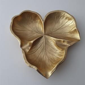 Servidor de frutas secas de aluminio Premium con compartimentos en forma de tres hojas en acabado dorado pulido para comedor decorativo - Product Image 3