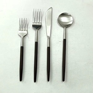 Juego de cubiertos de acero inoxidable Chapado en color plateado de 4 manijas recubiertas de color negro Juegos de cubiertos Apto para lavavajillas Calidad estándar - Product Image 1