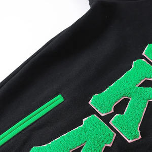 Veste en molleton noire de style universitaire, vêtements de sport grecs, vêtements de sororité et de fraternité, vente en gros de vestes en chenille pour l'université - Product Image 4