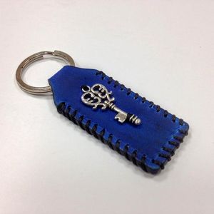 Llavero minimalista de cuero hecho a mano para la elegancia y simplicidad, hecho de cuero duradero para impresiones duraderas - Product Image 2