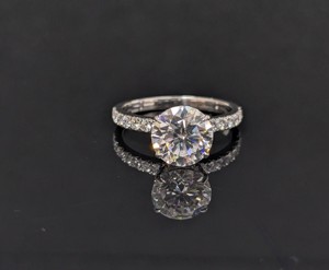 Bague de fiançailles en or blanc 14 carats massif pour femme, sertie d'un diamant de laboratoire de 1,50 ct, avec halo caché, certifiée IGI, bijoux de luxe - Product Image 6