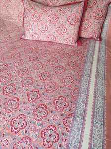 Draps de lit 100% coton faits sur mesure dans différents designs et différentes tailles en tissu de base jaune et joli imprimé de fleurs. - Product Image 6