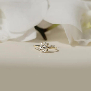 Bague de fiançailles en moissanite ovale allongée de 3 ct Bague solitaire en glace pilée en or étincelant Bijoux de mariée pour elle - Product Image 3