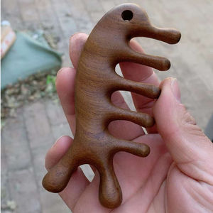 PEINE DE MASAJE DE HIERBAS SOSTENIBLE HECHO DE SÁNDALO PURO PARA CUIDADO HOLÍSTICO - Product Image 1