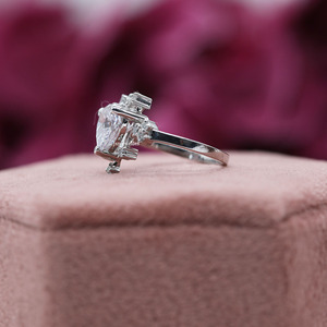 Lujoso anillo de compromiso de plata de ley para mujer con diamante cultivado en laboratorio de corte de corazón y ajuste de racimo redondo certificado IGI - Product Image 2