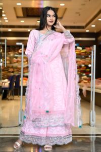 Conjunto de Kurta, Pantalón y Dupatta de Algodón 100% de la Mejor Calidad para Mujer, Estilo Étnico de Última Moda, Largo hasta el Suelo, con Bordado Intenso y Lentejuelas - Product Image 4