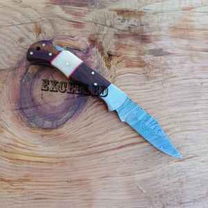 มีดพับดามัสกัสเกรดอุตสาหกรรมงานทำมือล็อคหลังมีความหนา2มม. พร้อมที่จับไม้และมีดกระเป๋ามีด - Product Image 3