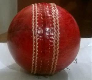Pelota de críquet de 2 piezas de cuero rojo Premium para partidos profesionales - Product Image 4