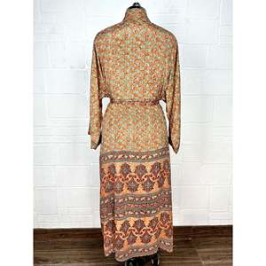 ชุดคลุมผ้าไหมซารีวินเทจรีไซเคิล ลายดอกไม้สไตล์โบโฮ ใช้เป็นชุดคลุมชายหาด หรือเป็นของขวัญวันครบรอบสำหรับเพื่อนเจ้าสาว - Product Image 6