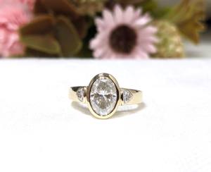 Bague de fiançailles et de mariage de luxe en or jaune massif 14 carats avec trois diamants ovales de 2,20 carats cultivés en laboratoire, sertis clos, certifiée IGI - Product Image 1