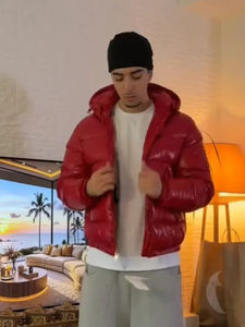 Veste matelassée douce et isolante pour une utilisation en extérieur pendant la saison froide, avec rembourrage respirant et construction durable - Product Image 4