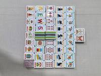 Tuiles de Mahjong Colorées à Succès avec Faces Blanches, Bords Arc-en-ciel, Motifs Chat Noir et Objets Rétro pour Fêtes et Cadeaux