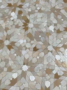 โต๊ะโมเสคทรงกลมทำมือจากแก้วและเหล็ก ดีไซน์เรขาคณิตสีงาช้างและสีทอง สำหรับใช้ภายใน/ภายนอกอาคาร - Product Image 5