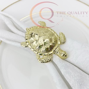 Anneaux de serviette décoratifs classiques en aluminium, couleurs personnalisées, conçus pour les thèmes de table de mariage, rehaussent la présentation des repas - Product Image 1