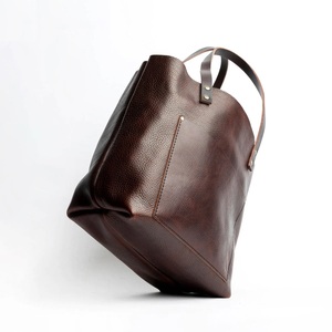 Sacs fourre-tout en cuir véritable de vachette pour femmes de couleurs marron de meilleure qualité pour les sorties de shopping décontractées avec poches avant pour femme - Product Image 2