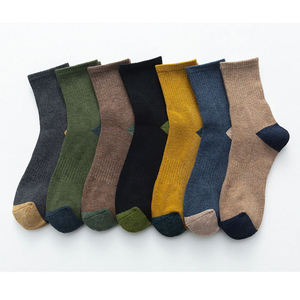 Chaussettes sur mesure Chaussettes d'athlétisme sans couture pour garçons Chaussettes d'hiver respirantes et confortables à séchage rapide - Product Image 1