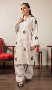 Vente chaude, fabriqué au Pakistan, costumes formels d'hiver pour femmes sur mesure, haute qualité, écologiques, élégants - Product Image 2