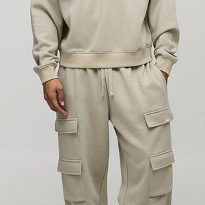 Diseño cómodo y transpirable, conjuntos deportivos para hombre para pedidos al por mayor con mangas largas, bolsillos tipo cargo y logotipo personalizable. - Product Image 3