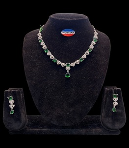 Conjunto de collar de piedra AD inversa con acabado plateado con pendientes para mujer con perlas y diamantes perfectos para el estilo de moda - Product Image 1