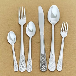 Ensemble de couverts vintage à motif floral, finition argentée, couverts de qualité supérieure, idéal pour les repas en famille, les dîners à domicile et les événements - Product Image 2