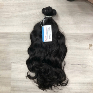 Cheveux humains vietnamiens bruts trame ondulée naturelle couleur noire fournisseur en gros 100% couleur de cheveux humains vietnamiens - Product Image 1