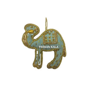 Adornos colgantes de Navidad con forma de camello para decoración del hogar Material de tela de la más alta calidad Zari bordado trabajo con cuentas - Product Image 1