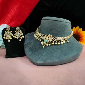 Ensemble de colliers suspendus détaillés en zircon et perles miroitant comme des diamants Look luxueux mais équilibré idéal pour toutes les occasions - Product Image 2