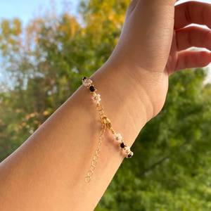 Pulsera de Flores de Cristal con Cuentas, Diseño de Margarita Negra, Joyería Hecha a Mano de Primera Calidad, Estética y Linda, Regalo para Ella en su Cumpleaños - Product Image 2