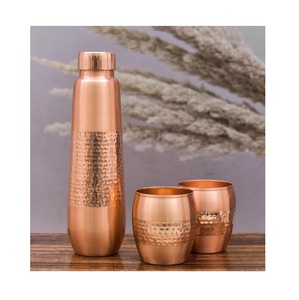 Bouteille en cuivre luxueuse avec verres assortis pour l'hydratation quotidienne, le bien-être, l'équilibre et un style de vie inspiré Setgo - Product Image 5