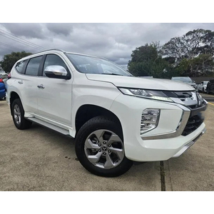 SUV Mitsub-ishi Pajero 7 places d'occasion Véhicule familial fiable avec moteur turbo et climatisation - Product Image 1