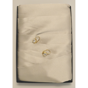 Boucles d'oreilles Harper en or jaune 2 carats avec diamants taille coussin, design pendantes - Product Image 5