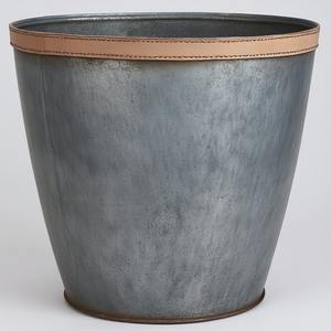 Jardinière en cuir galvanisé artisanal avec finition patinée rustique Détails artisanaux conçus pour les intérieurs saisonniers décoratifs - Product Image 4